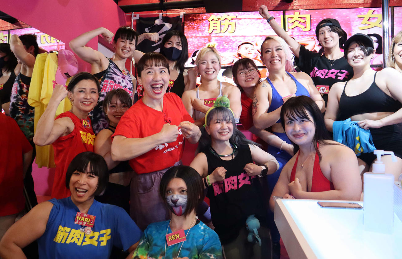 日本テレビ系特番「新ニッポン観光！ウハウハ新名所の仕掛け人」で「筋肉女子」がいる店へロケに向かった浜口京子（中央）