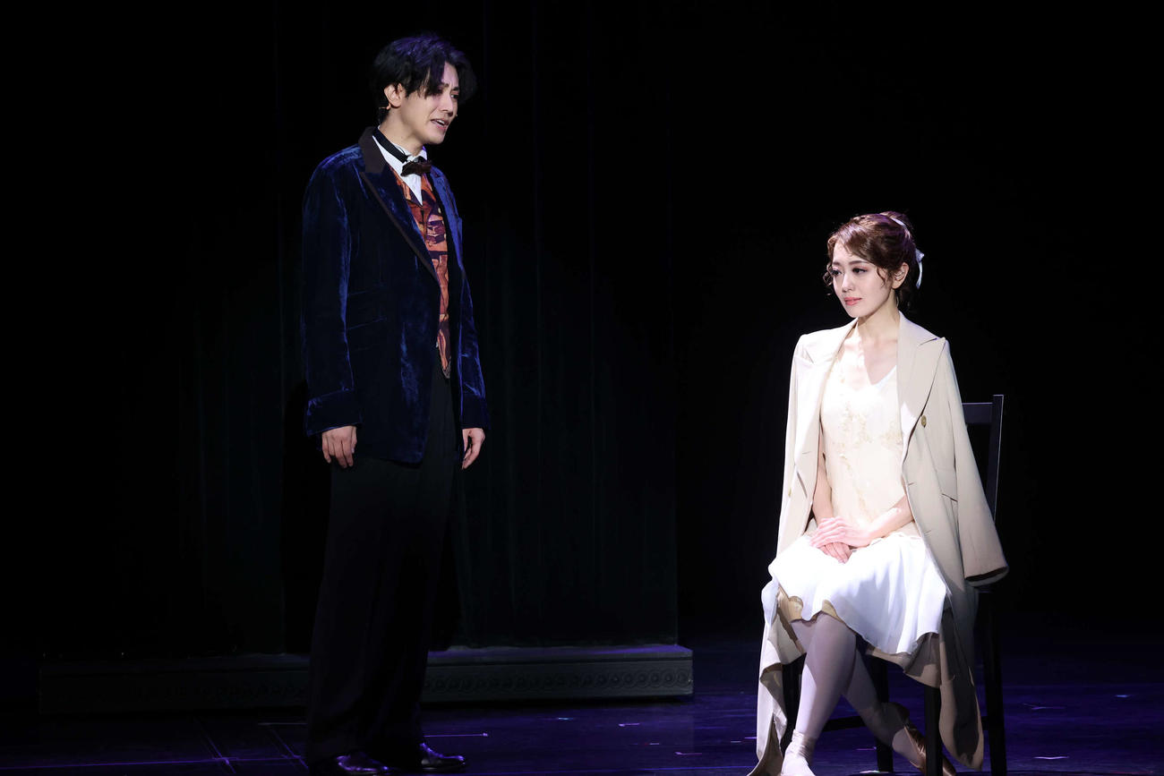 音楽劇「ライムライト」の公開ゲネプロを行った朝月希和と太田基裕