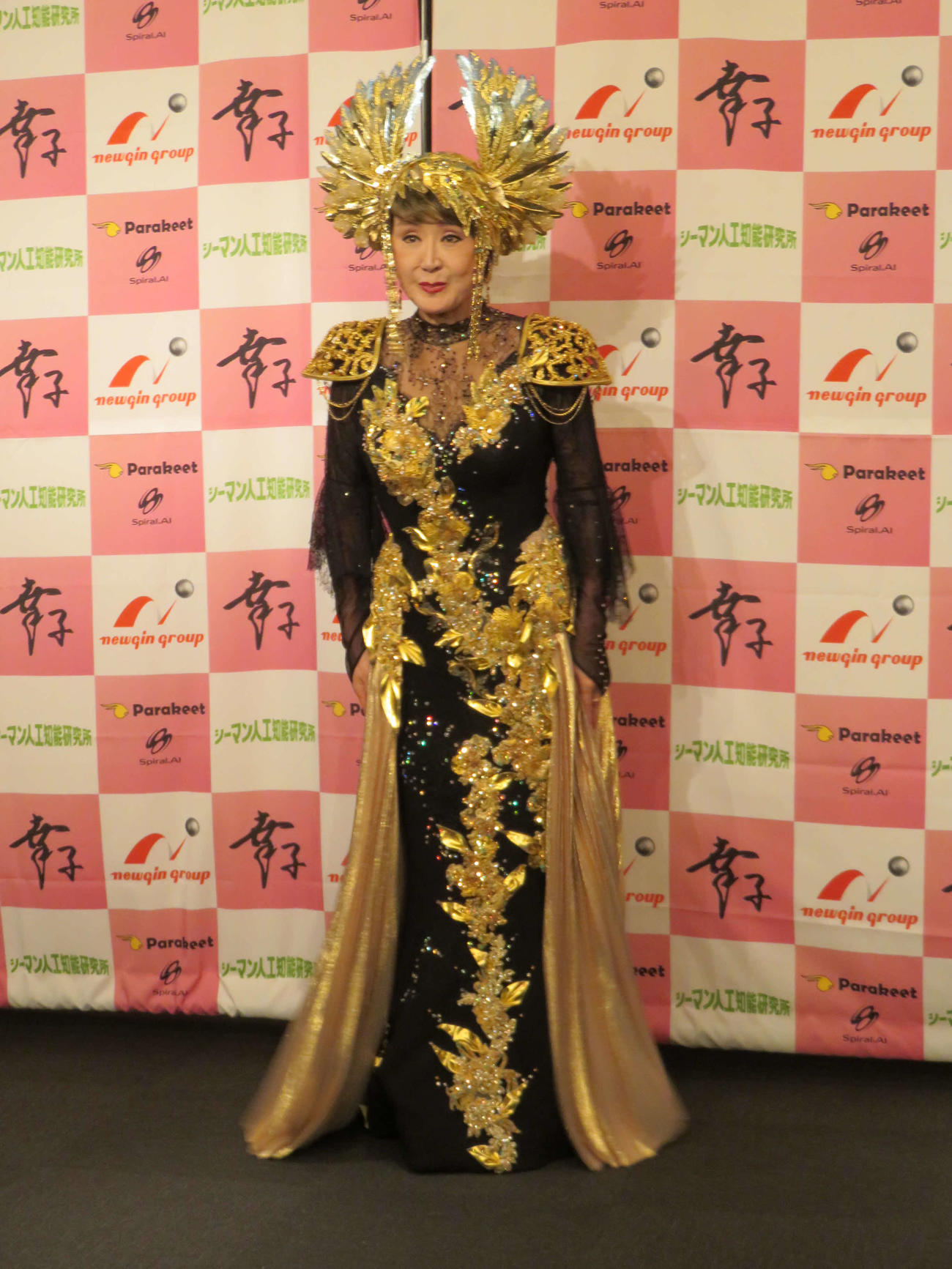 終演後ゴールドにブラックのド派手な衣装で会見する小林幸子