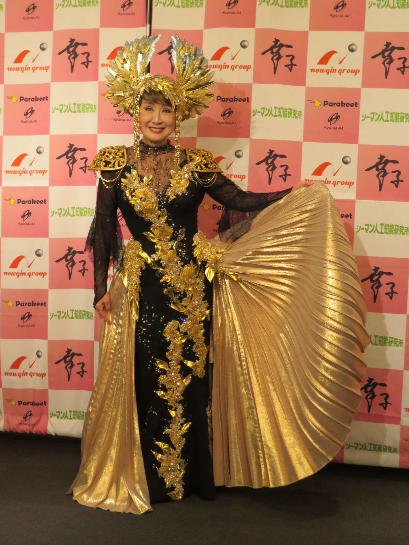 終演後ゴールドにブラックのド派手な衣装で会見する小林幸子