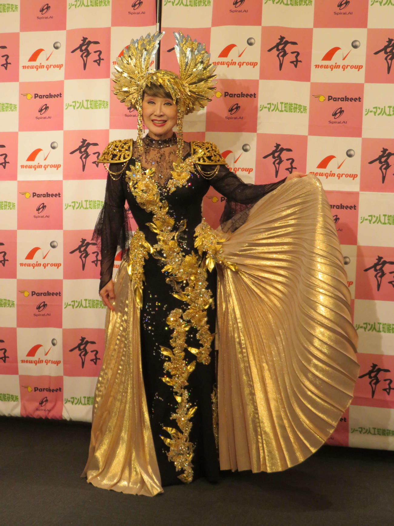 終演後ゴールドにブラックのド派手な衣装で会見する小林幸子