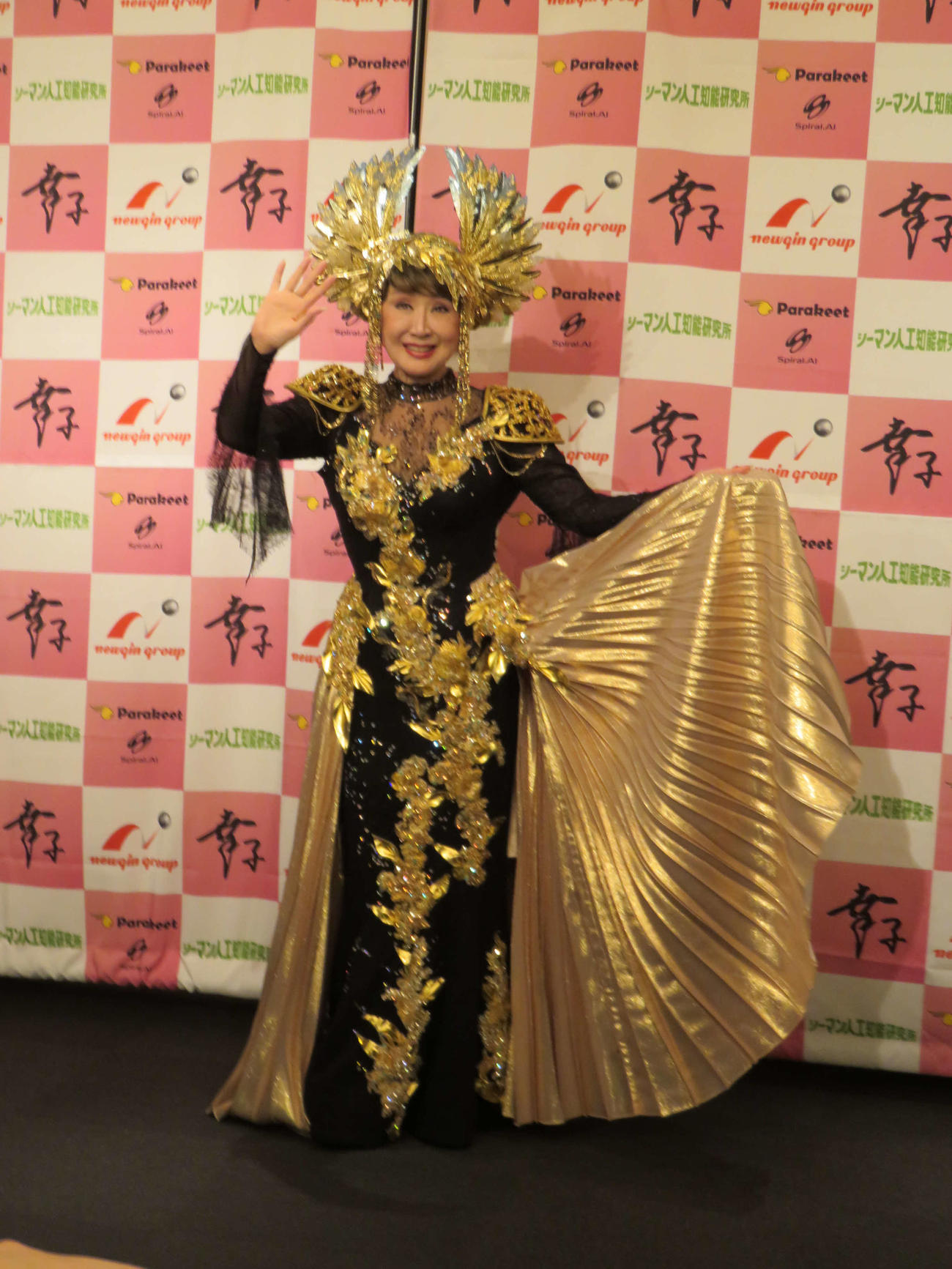 終演後ゴールドにブラックのド派手な衣装で会見する小林幸子