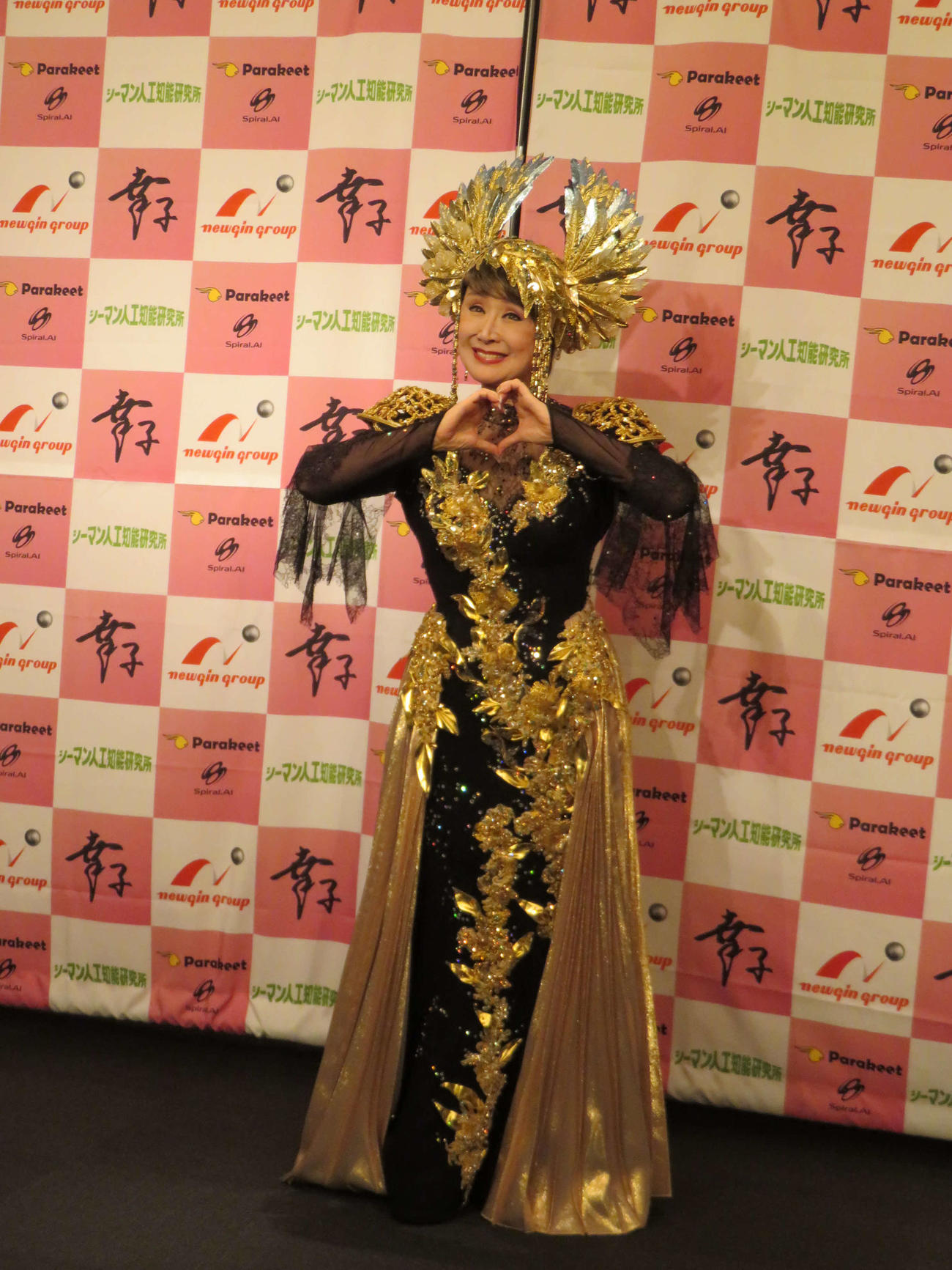 終演後ゴールドにブラックのド派手な衣装で会見する小林幸子