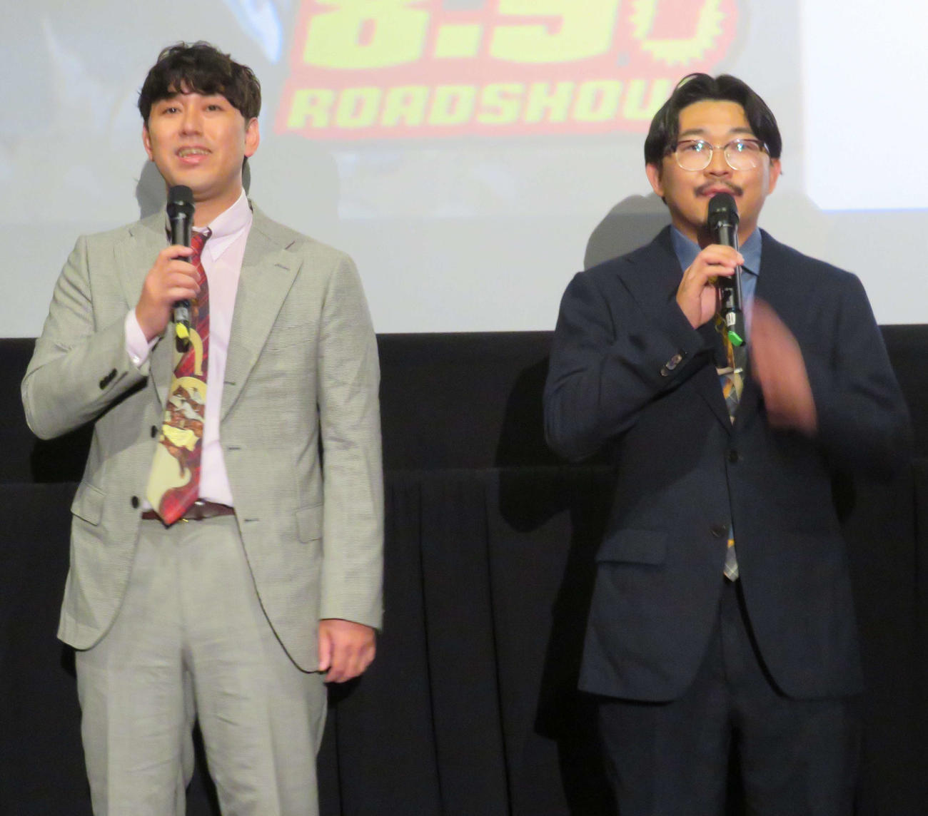 アニメ映画「映画クレヨンしんちゃん　オラたちの恐竜日記」プレミアム試写会に登壇したオズワルド畠中悠（左）と伊藤俊介（撮影・村上幸将）