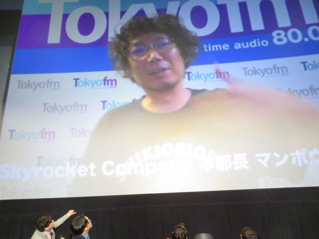 アニメ映画「映画クレヨンしんちゃん　オラたちの恐竜日記」プレミアム試写会で、マンボウやしろからのビデオレターを凝視する、オズワルド畠中悠（左）と伊藤俊介（撮影・村上幸将）