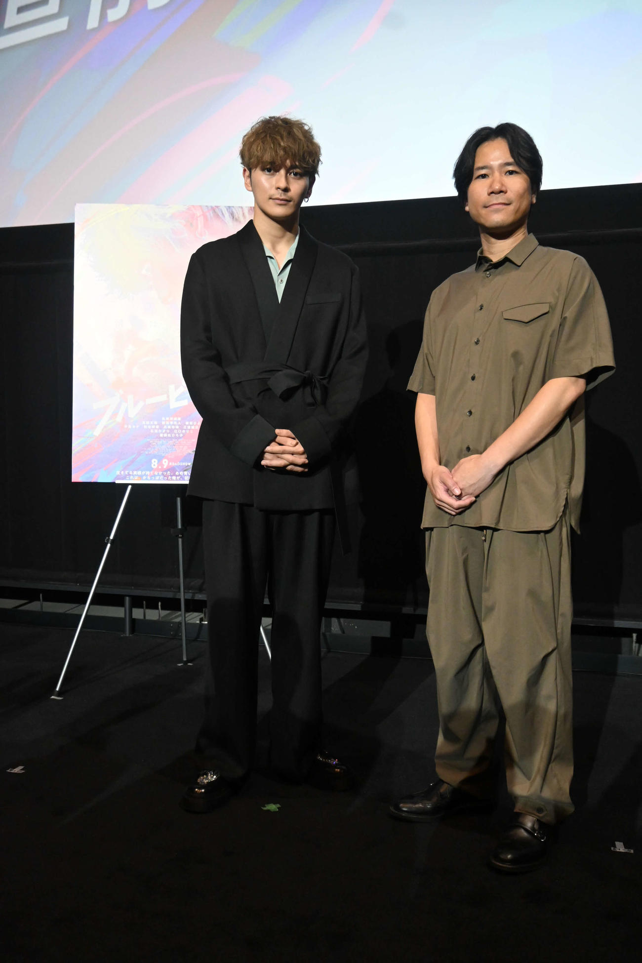 大阪市内で主演映画「ブルーピリオド」の公開直前舞台あいさつに登壇した眞栄田郷敦（左）、萩原健太郎監督（撮影・松浦隆司）