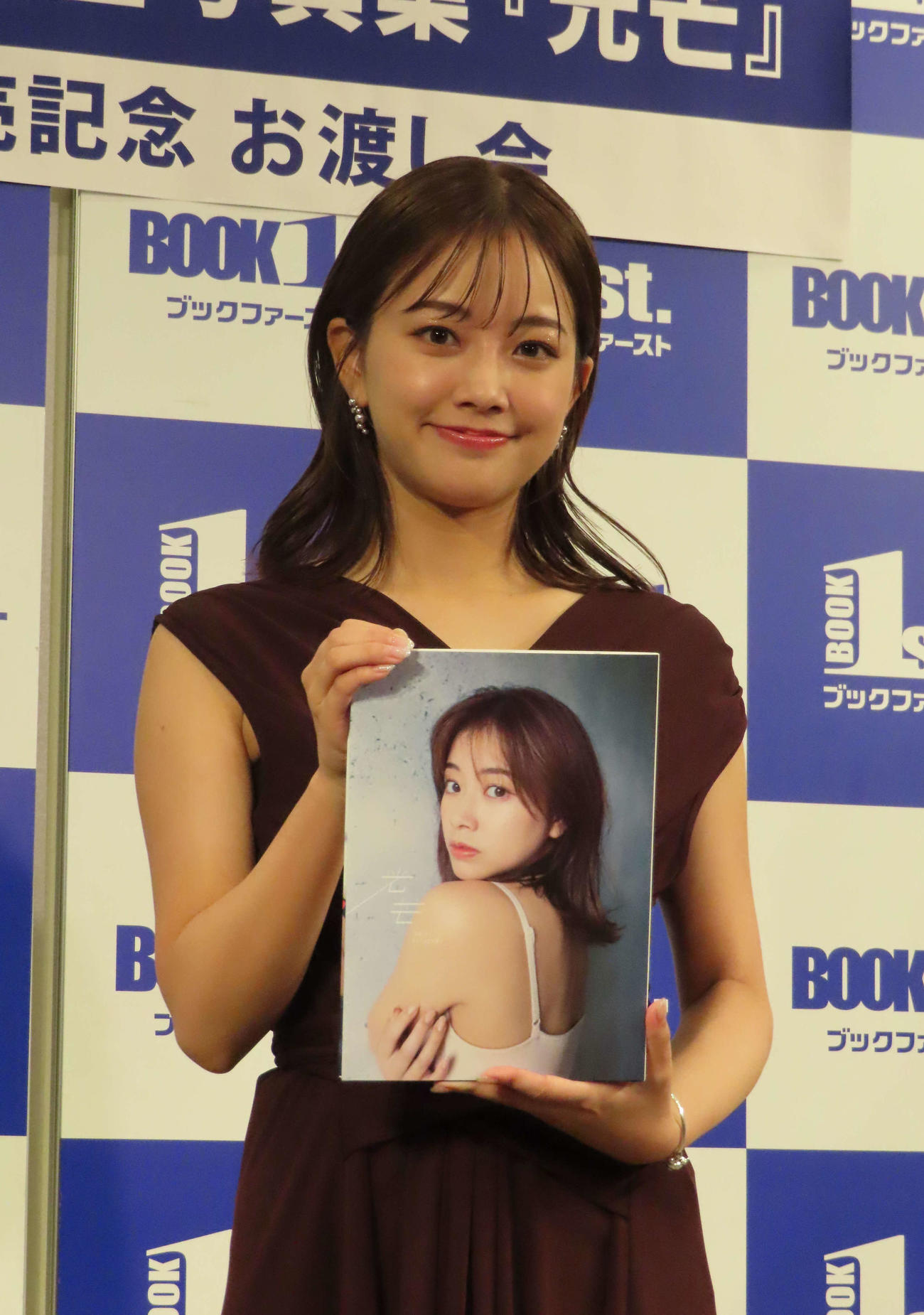 セカンド写真集「光芒」を手にする中川絵美里