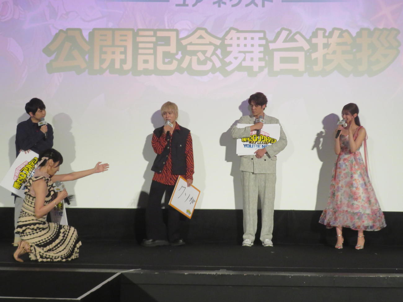 生見愛瑠（右）に提案した決めぜりふを実際に言わせようとカンペ出しする佐倉綾音（左から2人目）