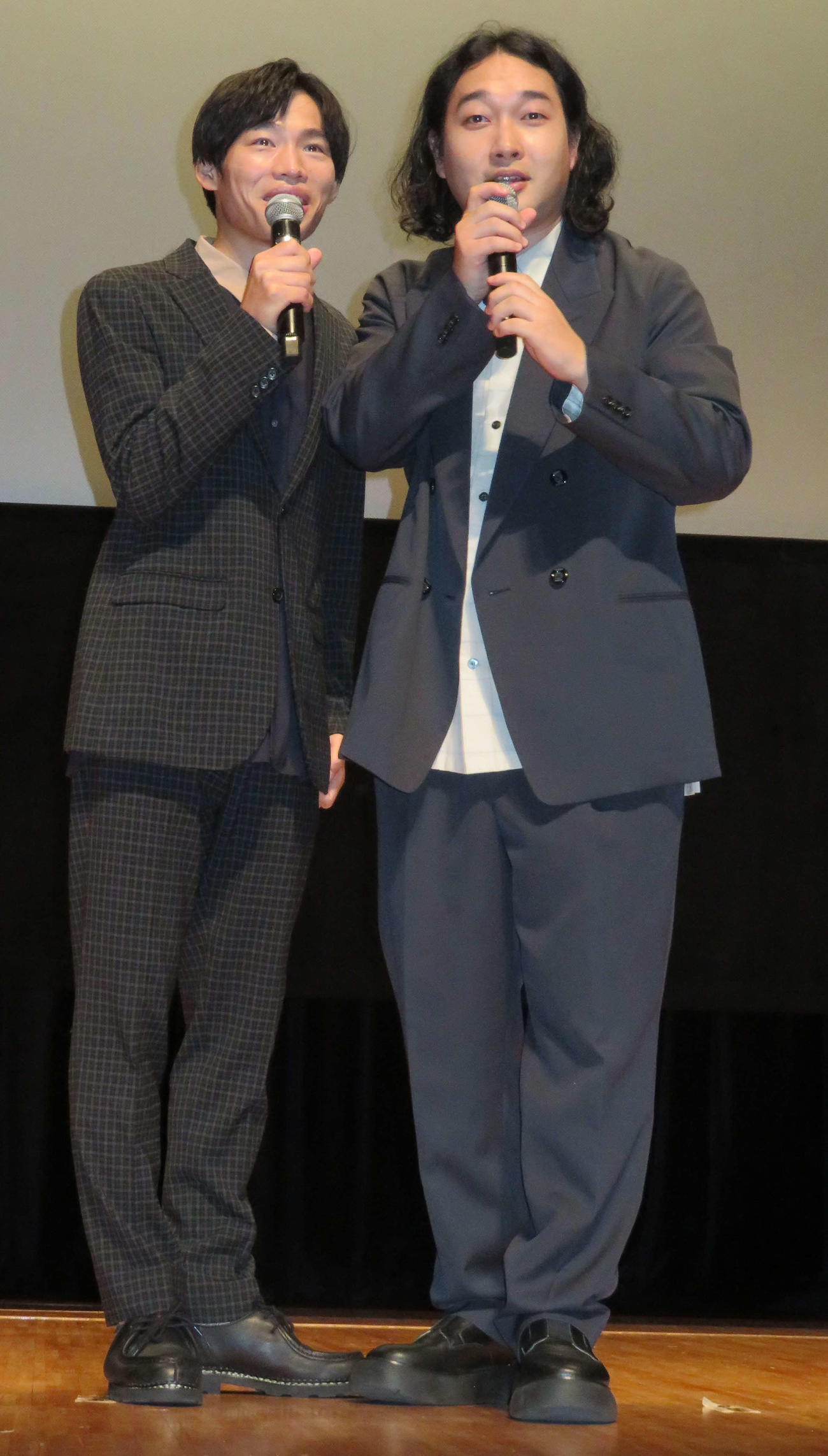 この動画は再生できません　THE MOVIE」完成披露舞台あいさつに登壇した、かが屋の加賀翔（左）と賀屋壮也（撮影・村上幸将）