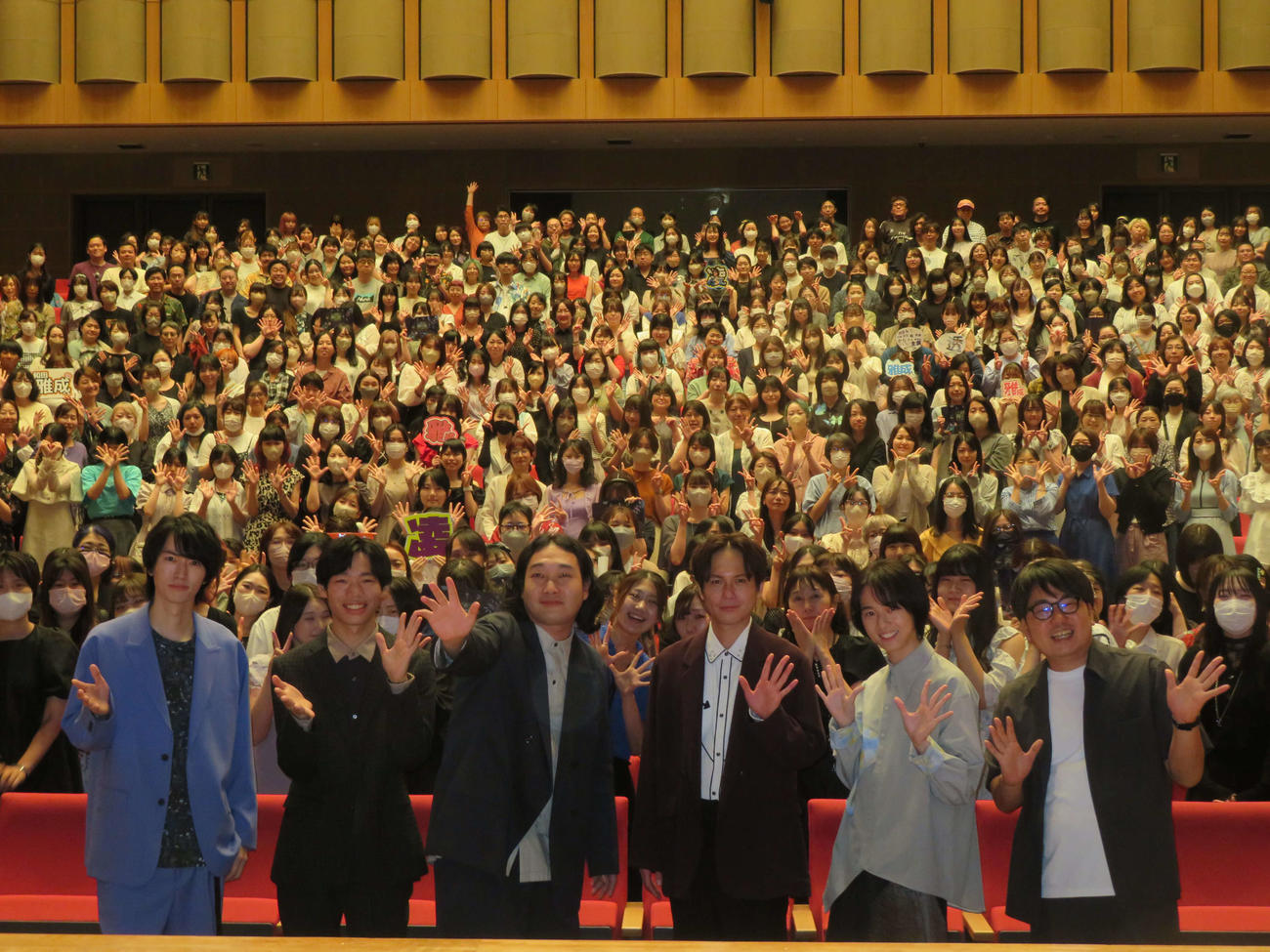 映画「この動画は再生できません　THE MOVIE」完成披露舞台あいさつに登壇した、左から和田雅成、かが屋の加賀翔、賀屋壮也、平野良、世古口凌、谷口恒平監督（撮影・村上幸将）