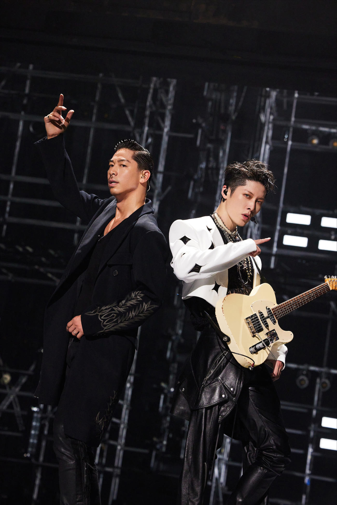中国の歌唱リアリティー番組「Call Me By Fire」に日本人として初出演したEXILE AKIRA（左）とMIYAVI