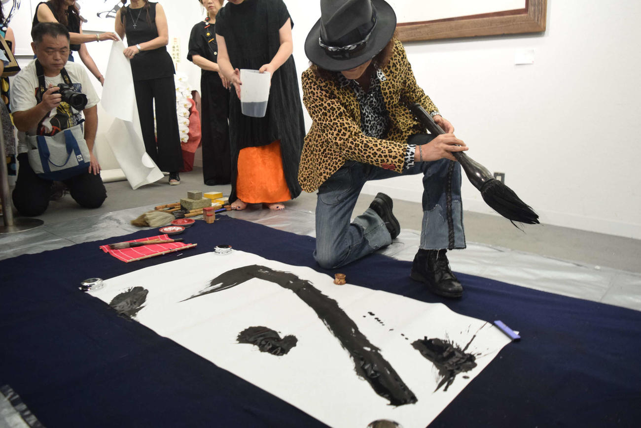書家として初の個展で「心」の字を揮毫（きごう）したダイアモンド☆ユカイ（撮影・阪口孝志）