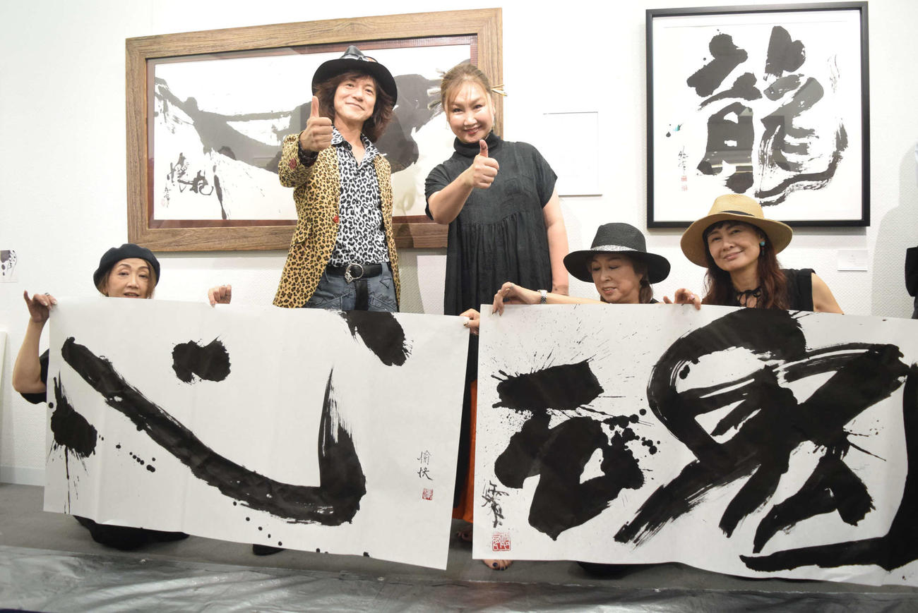 「心」の字を揮毫（きごう）したダイアモンド☆ユカイ（左）と「魂」の字を揮毫（きごう）した牧田悠有氏（撮影・阪口孝志）