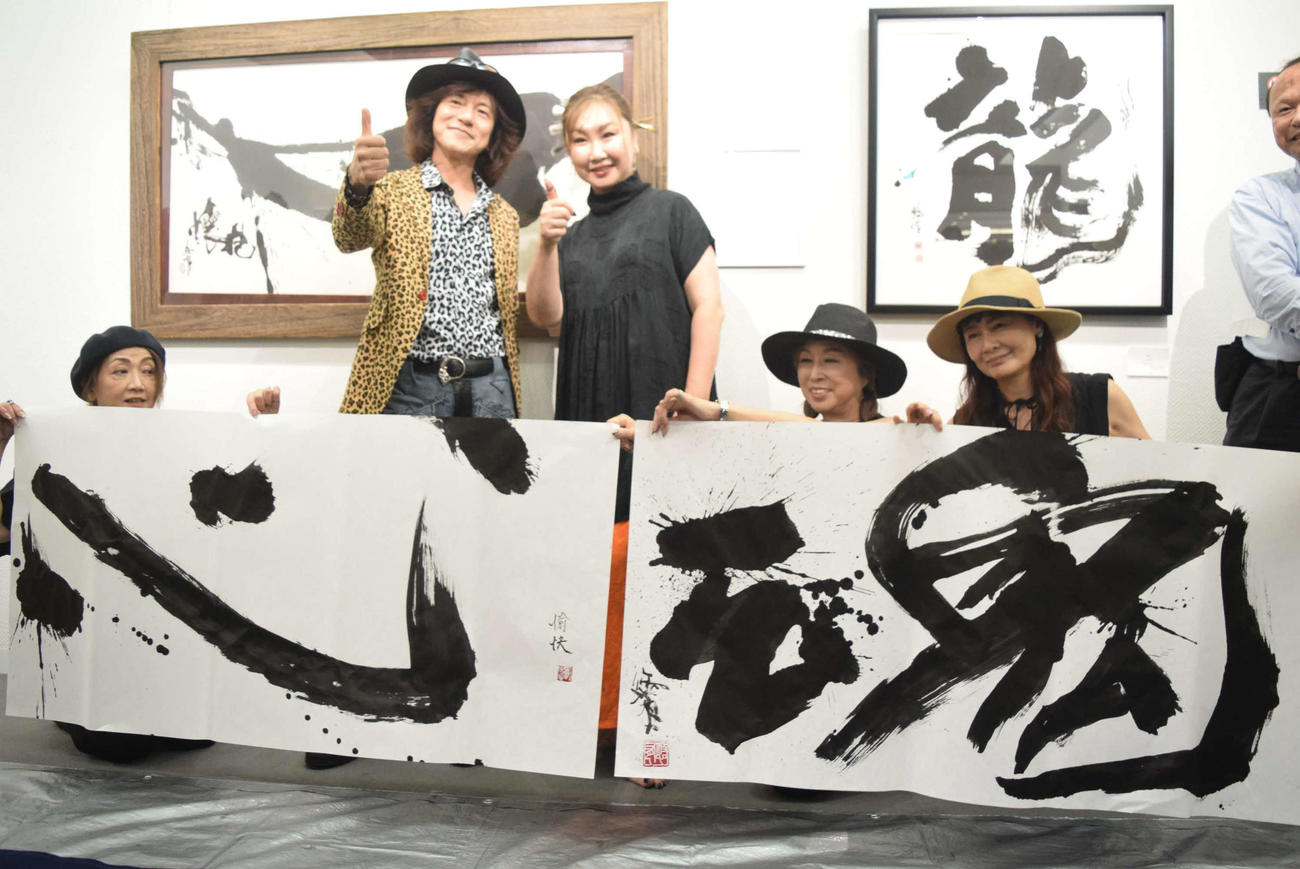 「心」の字を揮毫（きごう）したダイアモンド☆ユカイ（左）と「魂」の字を揮毫（きごう）した牧田悠有氏（撮影・阪口孝志）