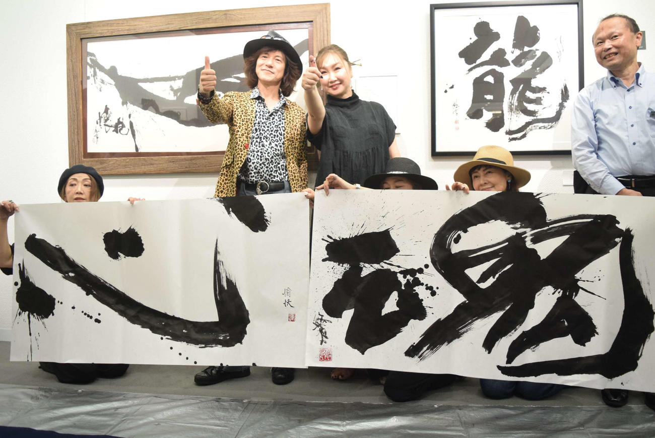 「心」の字を揮毫（きごう）したダイアモンド☆ユカイ（左）と「魂」の字を揮毫（きごう）した牧田悠有氏（撮影・阪口孝志）