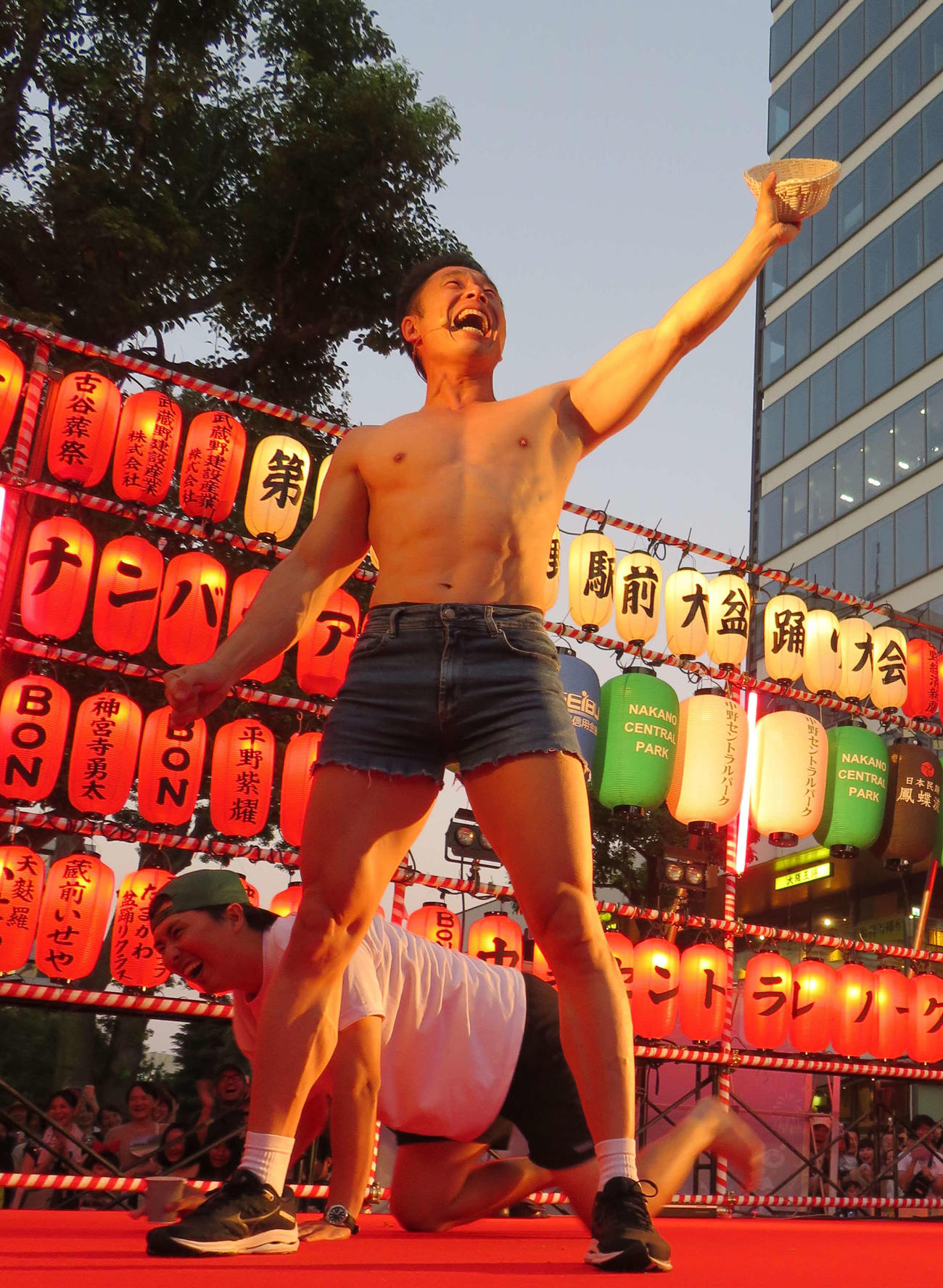 中野駅前大盆踊り大会に参加した、なかやまきんに君
