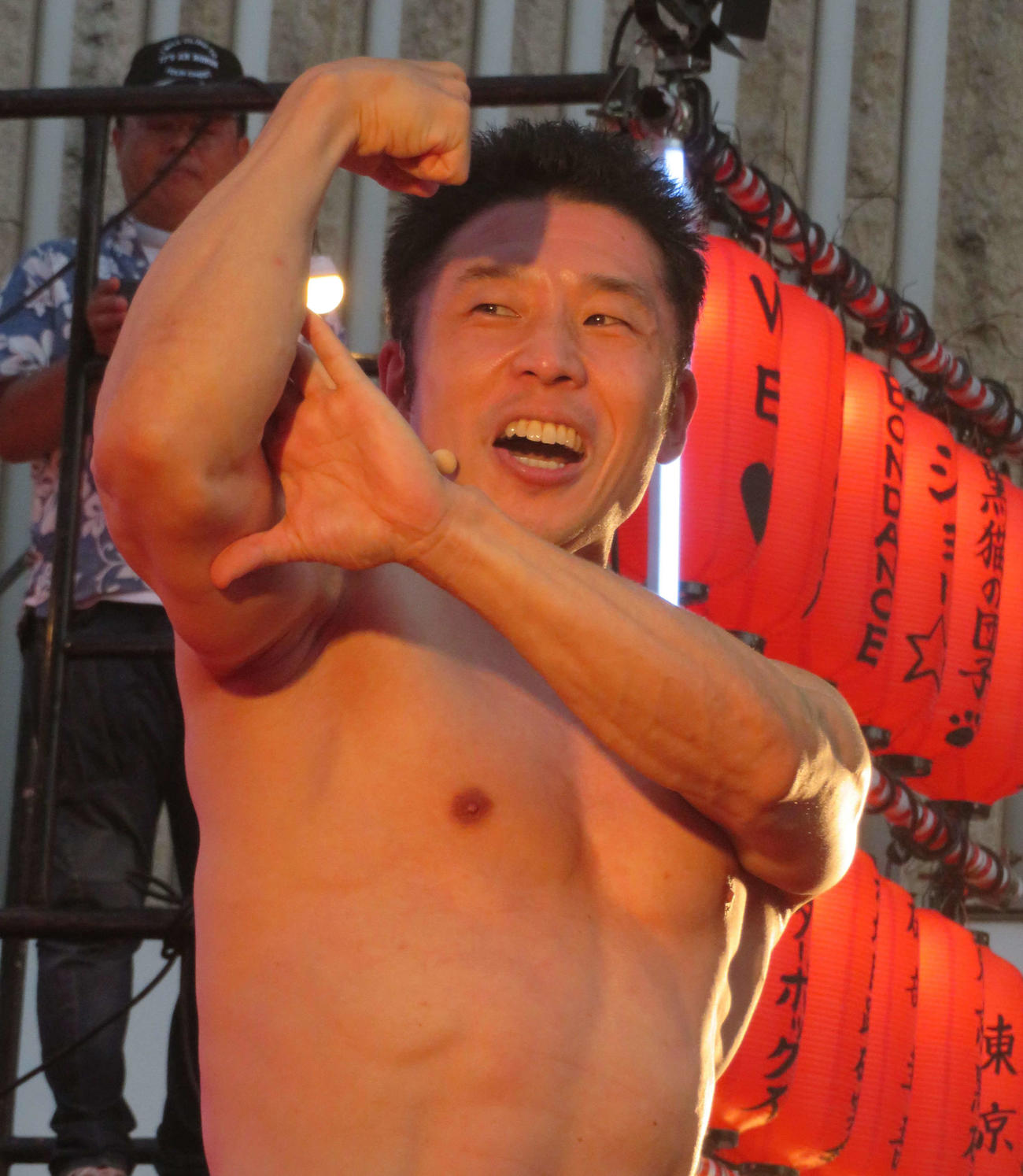 中野駅前大盆踊り大会に参加した、なかやまきんに君