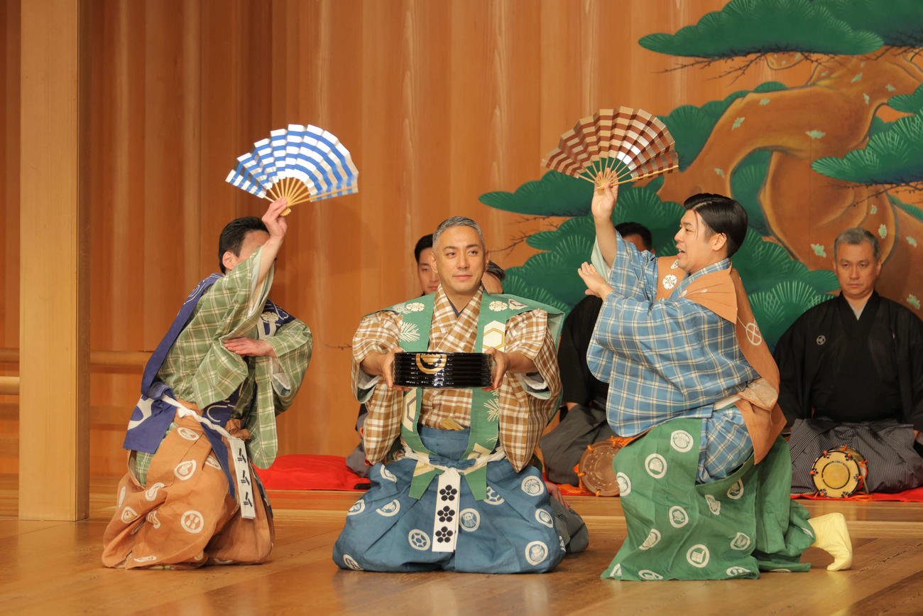 「伝承への道」公演で「素襖落」に出演する市川團十郎（中央）
