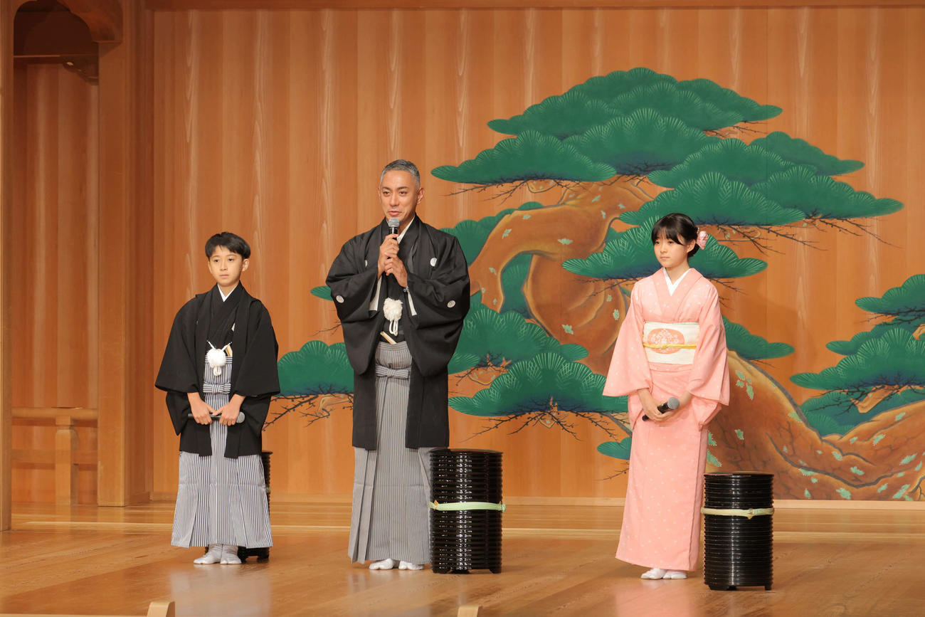 成田屋親子による公演「伝承への道」であいさつする、左から市川新之助、市川團十郎、市川ぼたん