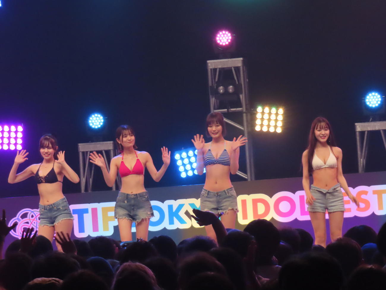 「TOKYO IDOL FESTIVAL 2024」（TIF）に登場したフジコーズのメンバー。左から上西萌々、入山七菜、上杉真央、沖玲萌