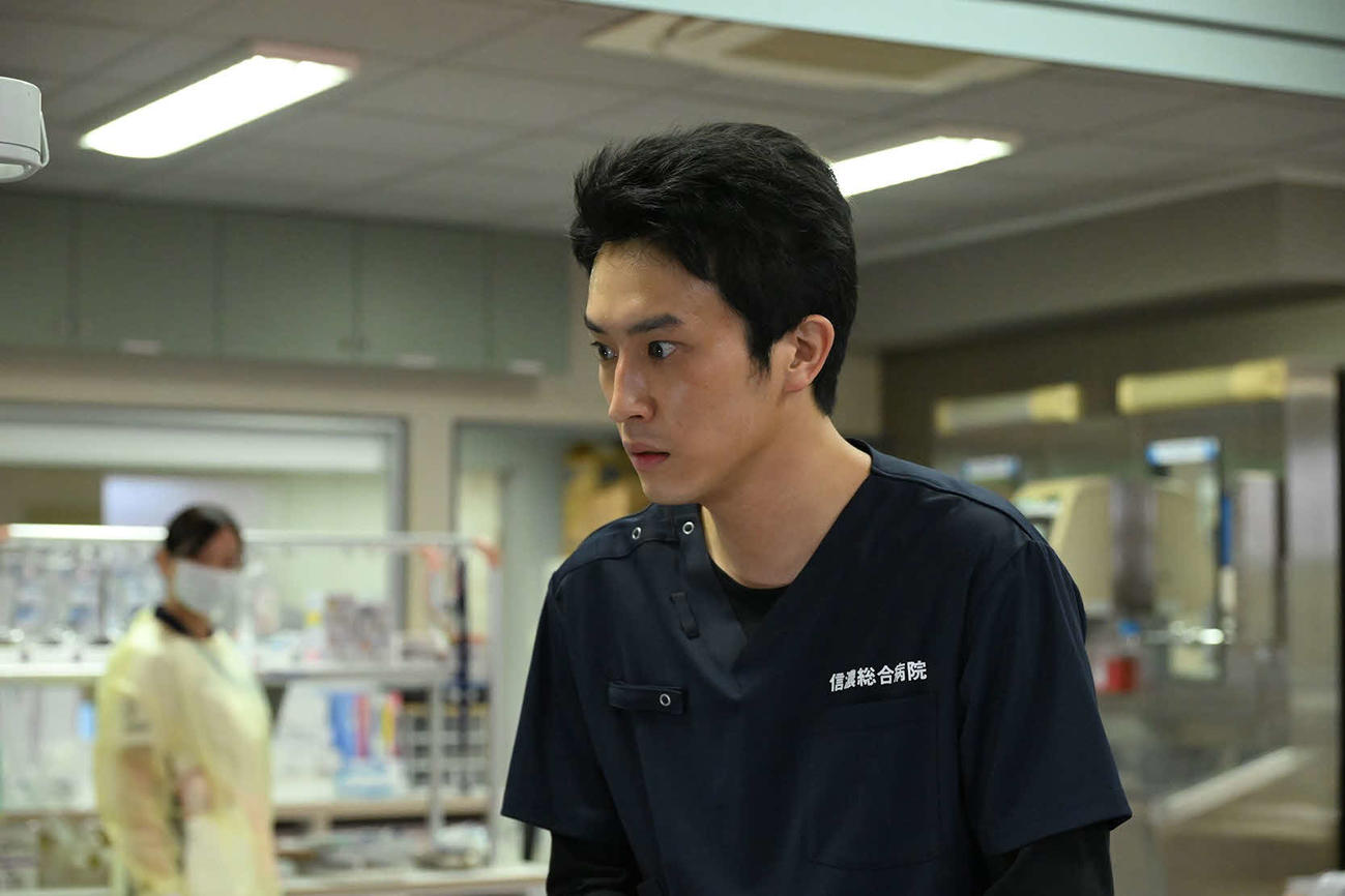 カンテレ・フジテレビ系「マウンテンドクター」より杉野遥亮（C）カンテレ