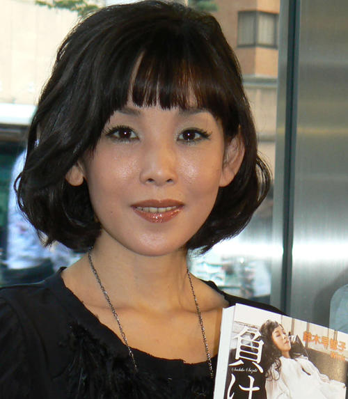 活動休止中のWinkメンバー、ヒット導いたプロデューサーしのび「時を止めて　ずっと…」
