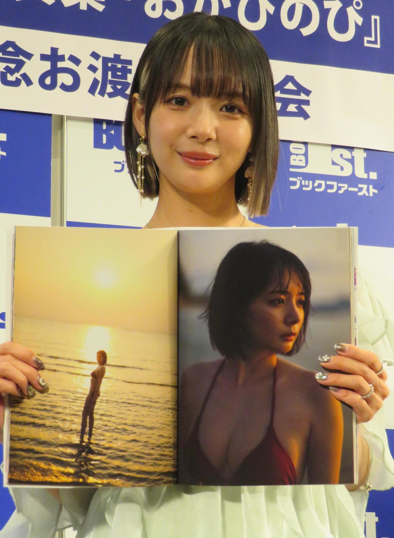 写真集「おかぴのぴ」の発売記念イベントを行った岡田紗佳