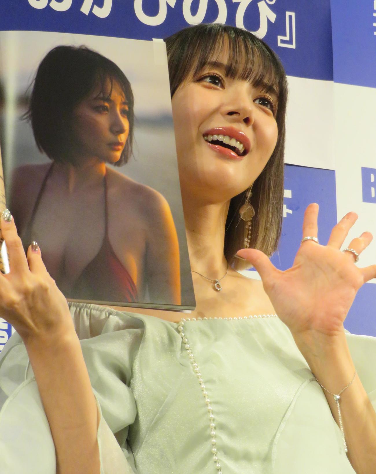 写真集「おかぴのぴ」の発売記念イベントを行った岡田紗佳