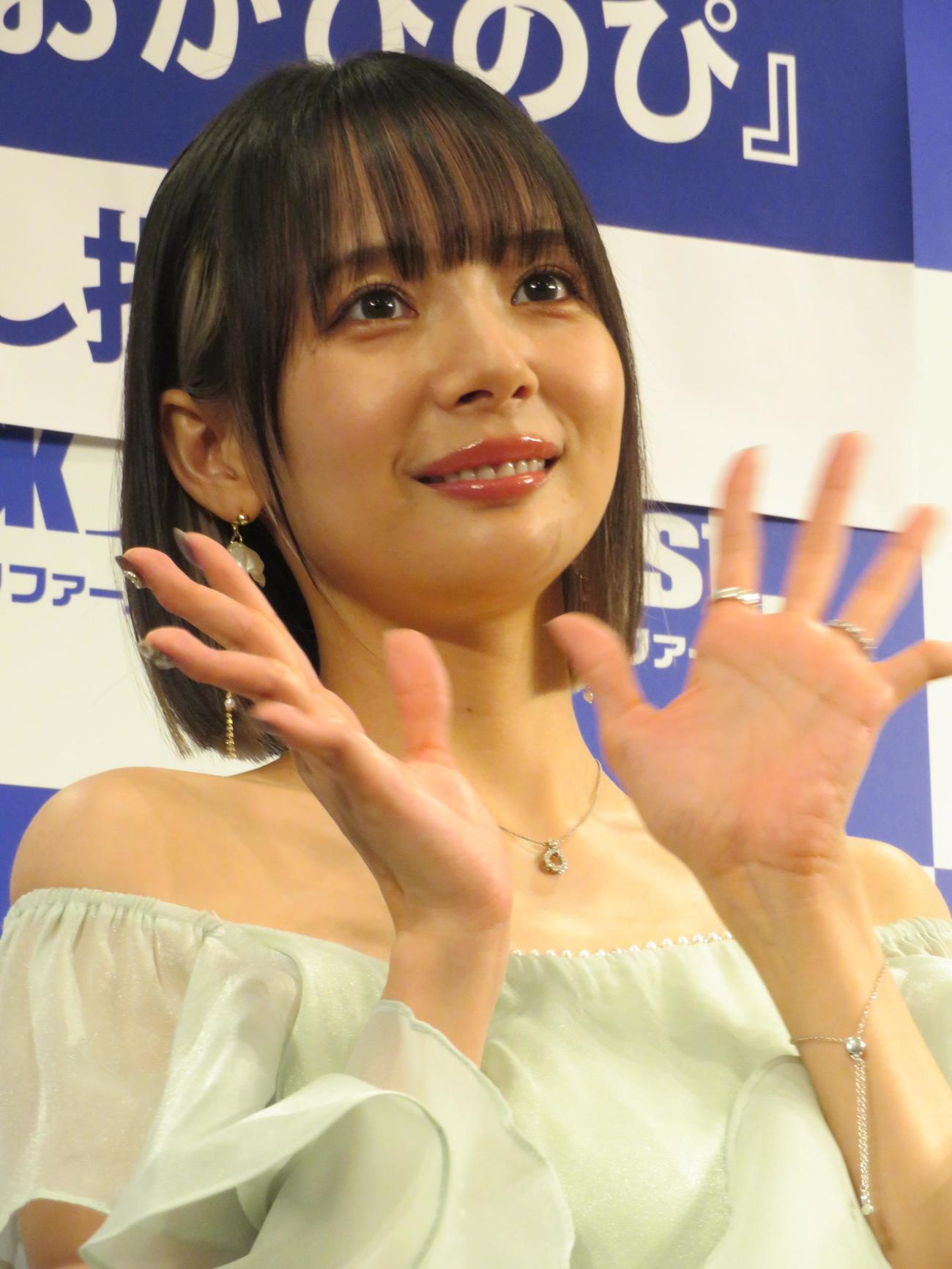写真集「おかぴのぴ」の発売記念イベントを行った岡田紗佳