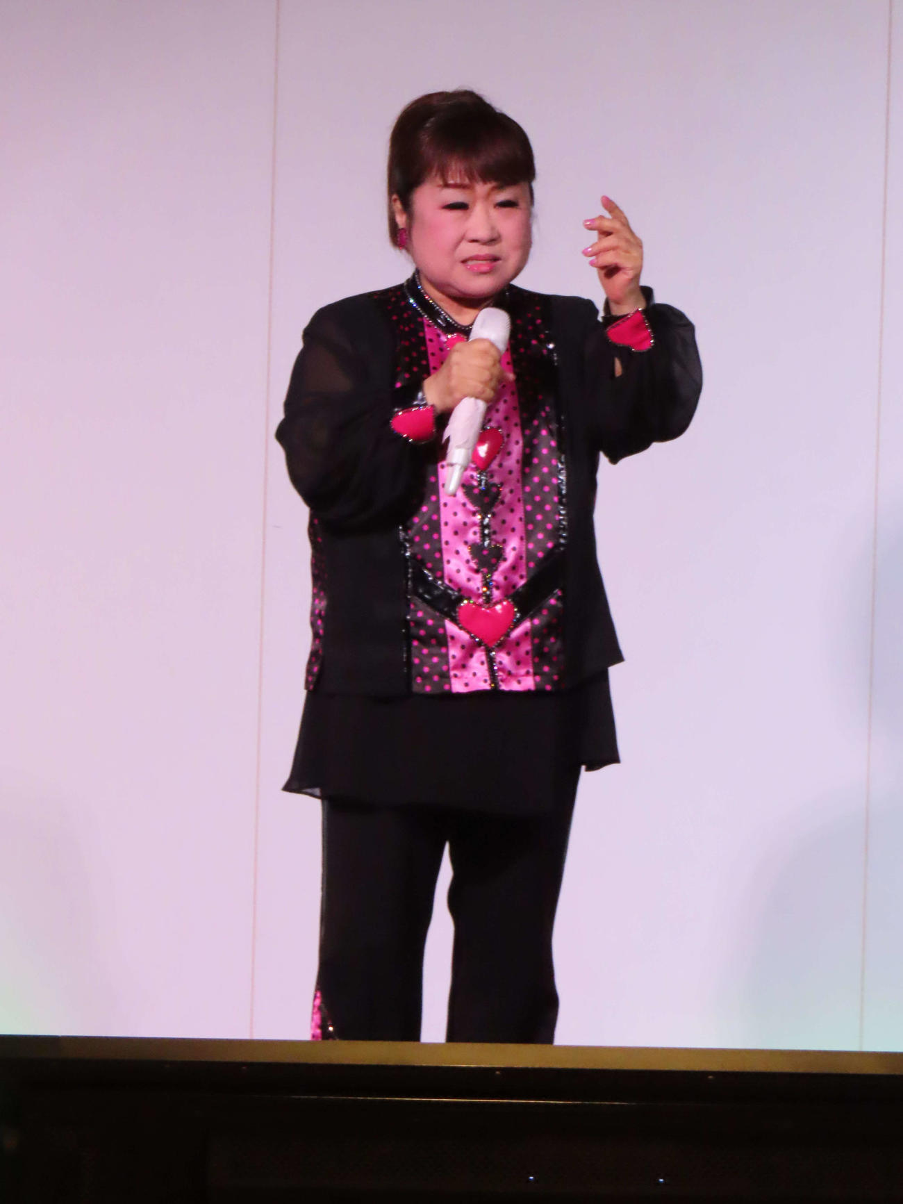 最新曲「昭和かたぎ」を課題曲にしたカラオケ大会を開催した天童よしみ