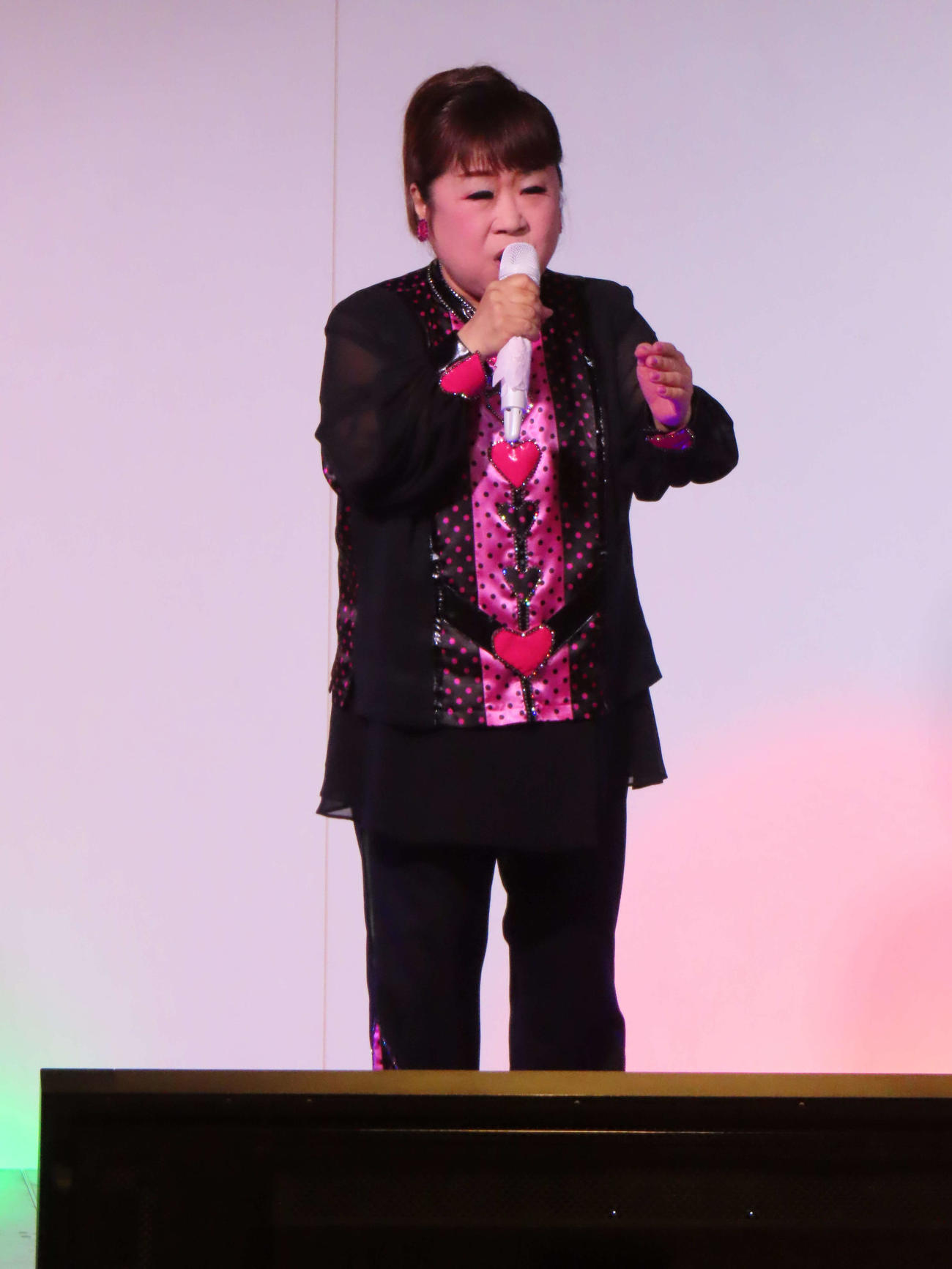 最新曲「昭和かたぎ」を課題曲にしたカラオケ大会を開催した天童よしみ