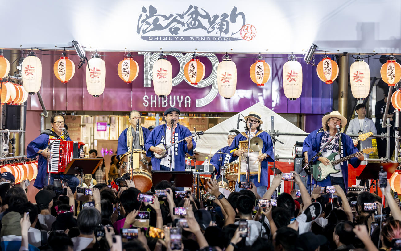 「第5回　渋谷盆踊り」でミニライブを行い、新曲「渋谷百年総踊り」を初披露したBEGIN