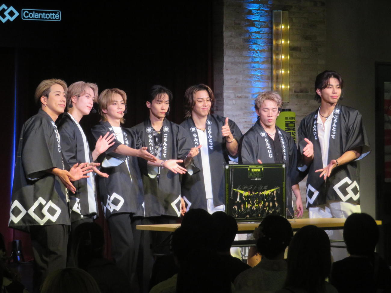 巨大アクリルスタンドを披露する、左から陣、藤原樹、吉野北人、川村壱馬、RIKU、浦川翔平、武知海青