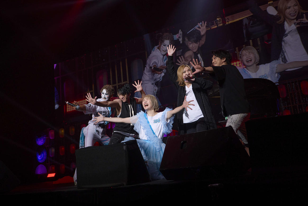 「ハラミちゃん音祭り2024～真夏のSPECIALコラボを召し上がれ！～」でコラボパフォーマンスするハラミちゃん（中央）とゴールデンボンバー
