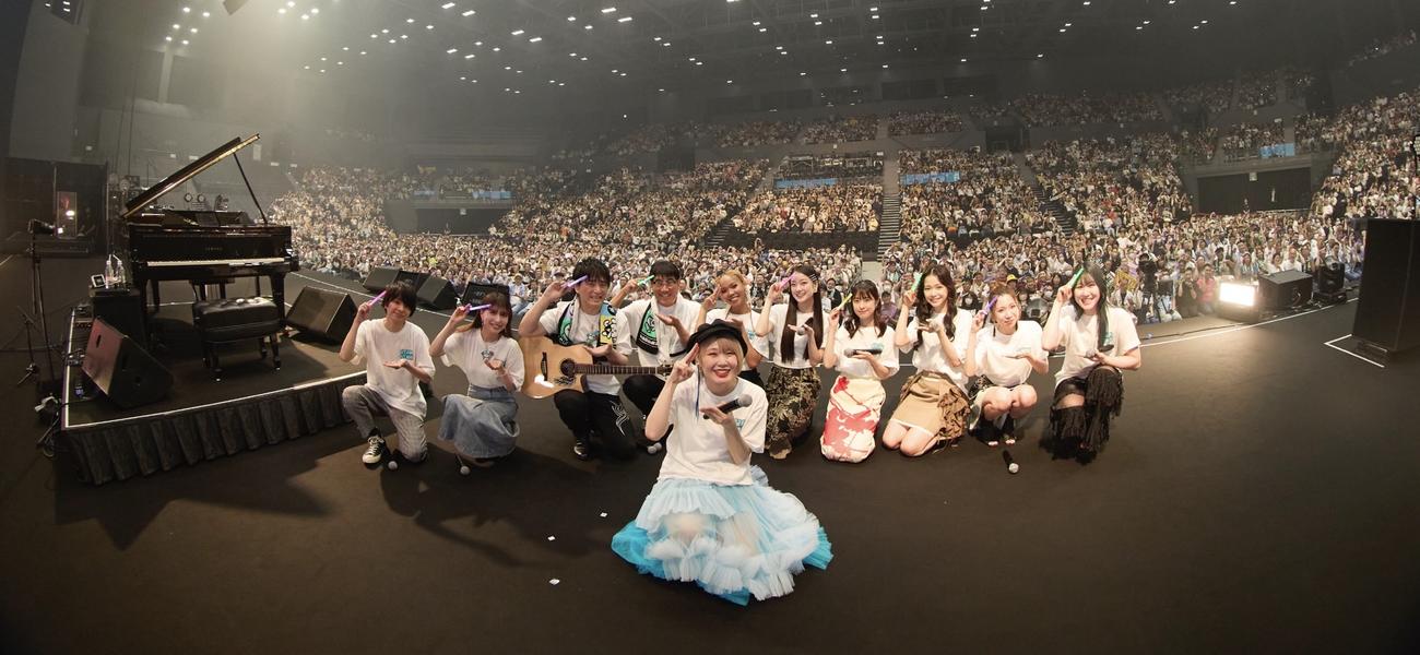 「ハラミちゃん音祭り2024～真夏のSPECIALコラボを召し上がれ！～」3日公演出演者。前列はハラミちゃん、後列左から斎藤宏介、May J．、押尾コータロー、亀田誠治、Little Glee Monster