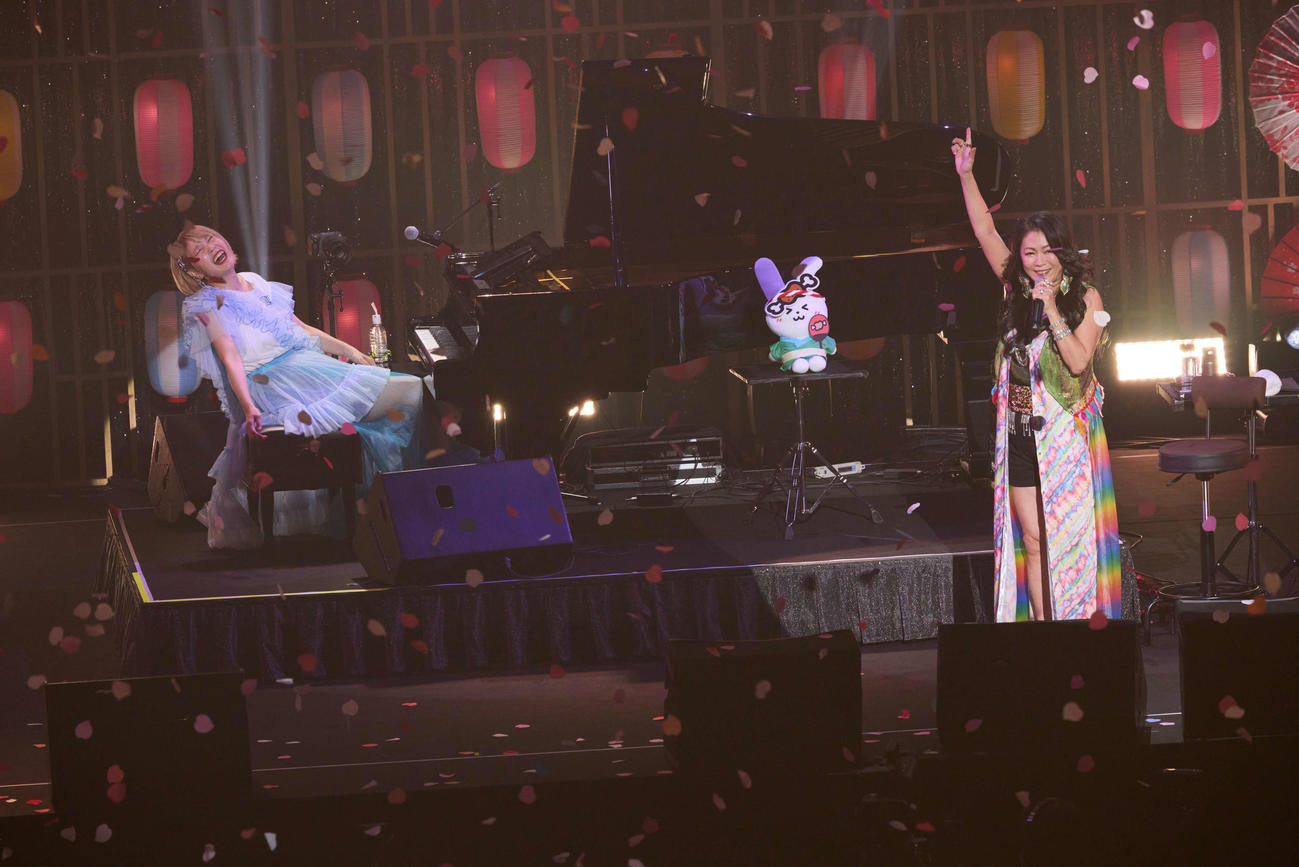 「ハラミちゃん音祭り2024～真夏のSPECIALコラボを召し上がれ！～」でコラボパフォーマンスするハラミちゃん（左）と大黒摩季