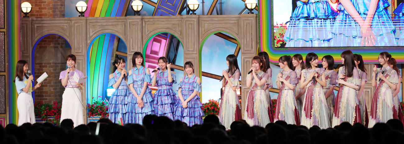 「TOKYO IDOL FESTIVAL 2024」に出演した、右から乃木坂46、日向坂46と、司会を務めた、左からフジテレビの原田葵アナウンサー、長濱ねる（撮影・野上伸悟）