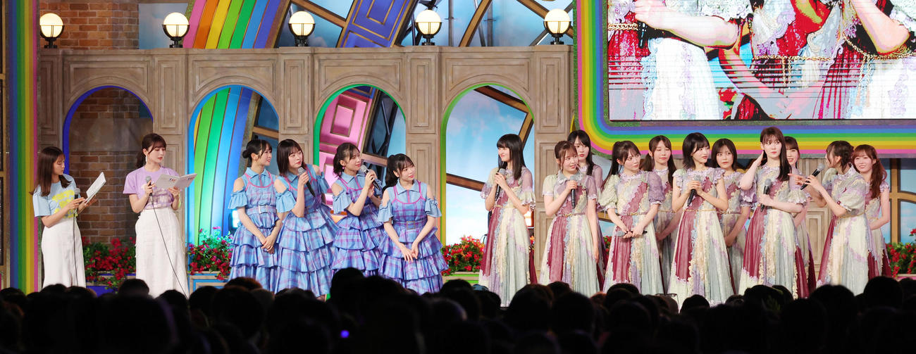 「TOKYO IDOL FESTIVAL 2024」に出演した、右から乃木坂46、日向坂46と、司会を務めた、左からフジテレビの原田葵アナウンサー、長濱ねる（撮影・野上伸悟）