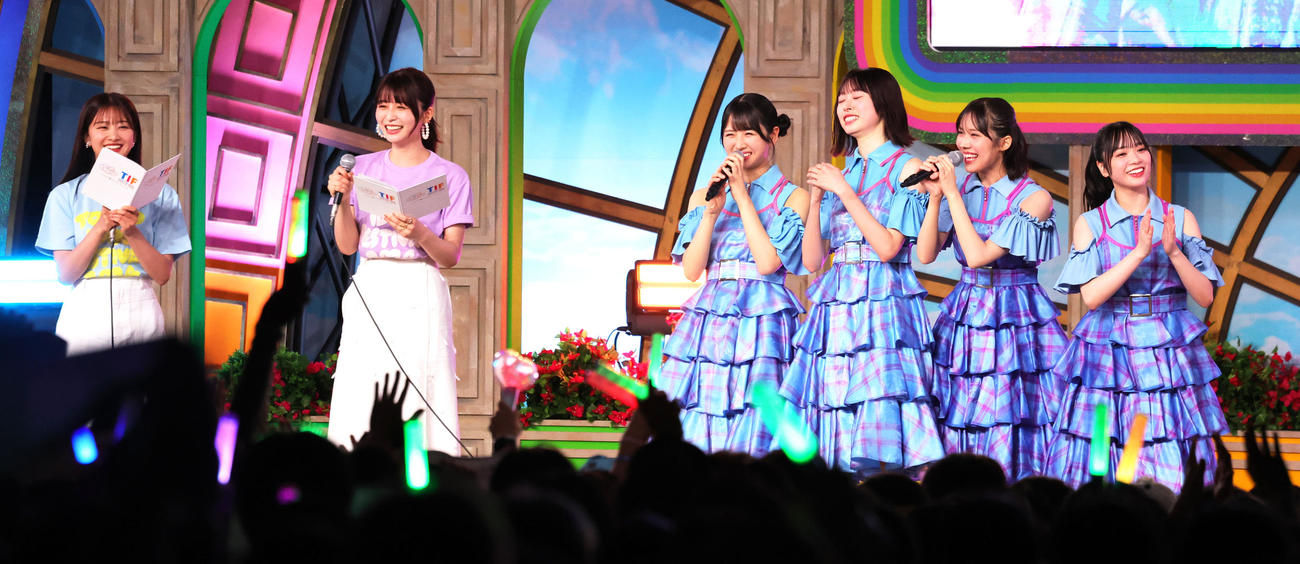 「TOKYO IDOL FESTIVAL 2024」に出演した日向坂46三期生（右）と司会を務めた、左からフジテレビの原田葵アナウンサー、長濱ねる（撮影・野上伸悟）