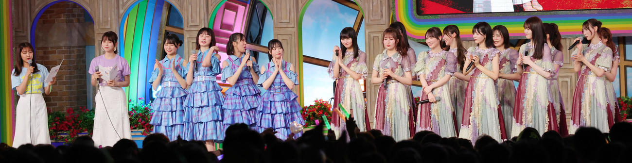 「TOKYO IDOL FESTIVAL 2024」に出演した、右から乃木坂46の4期生、日向坂46三期生と、司会を務めた、左からフジテレビの原田葵アナウンサー、長濱ねる（撮影・野上伸悟）