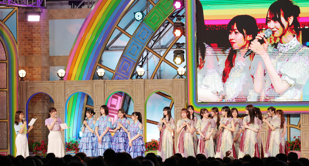 「TOKYO IDOL FESTIVAL 2024」に出演した、右から乃木坂46の4期生、日向坂46三期生と、司会を務めた、左からフジテレビの原田葵アナウンサー、長濱ねる（撮影・野上伸悟）