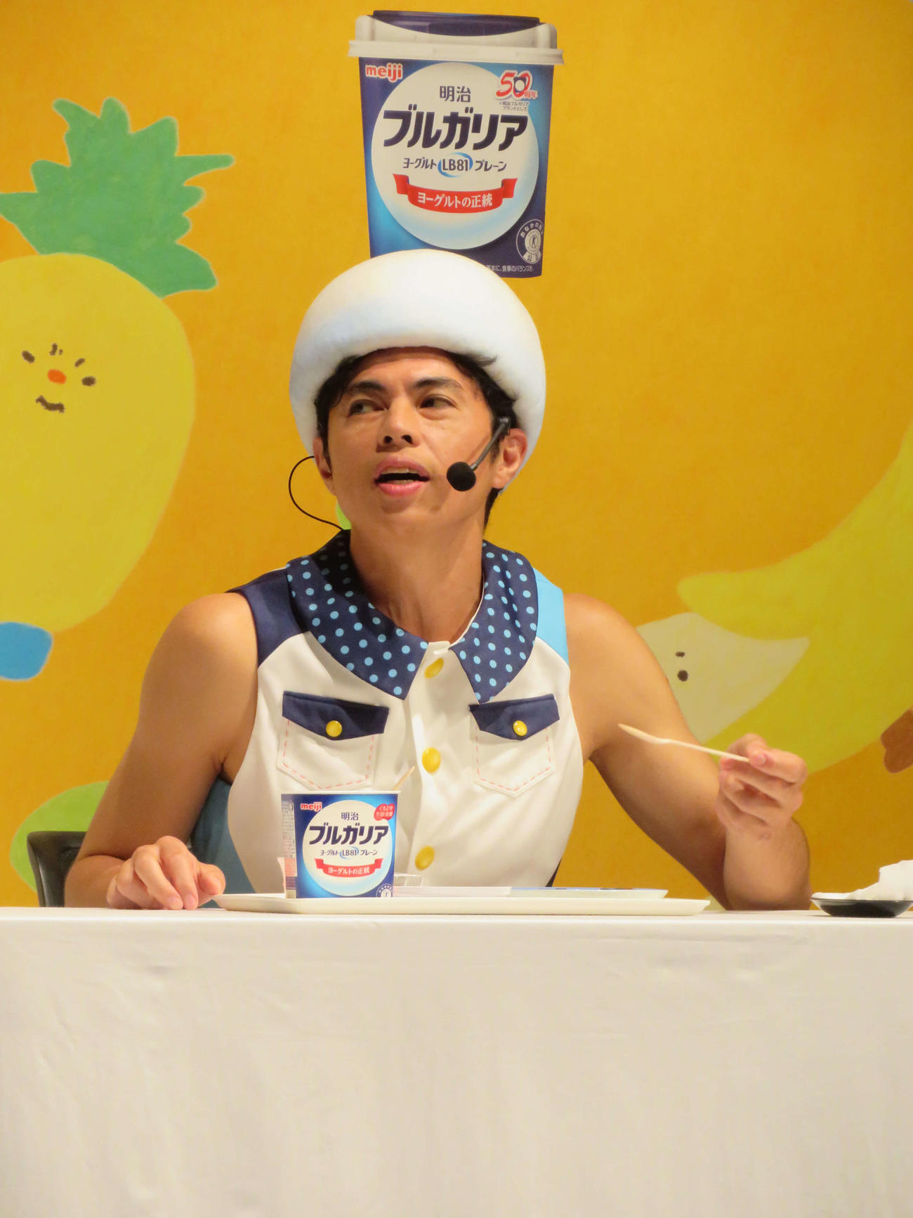 明治ブルガリアヨーグルト「ヨーグルトにぽしゃん！」お披露目会で、長男おぱぴまるの顔をイメージして自ら作った、ヨーグルトアートを食べる小島よしお（撮影・村上幸将）