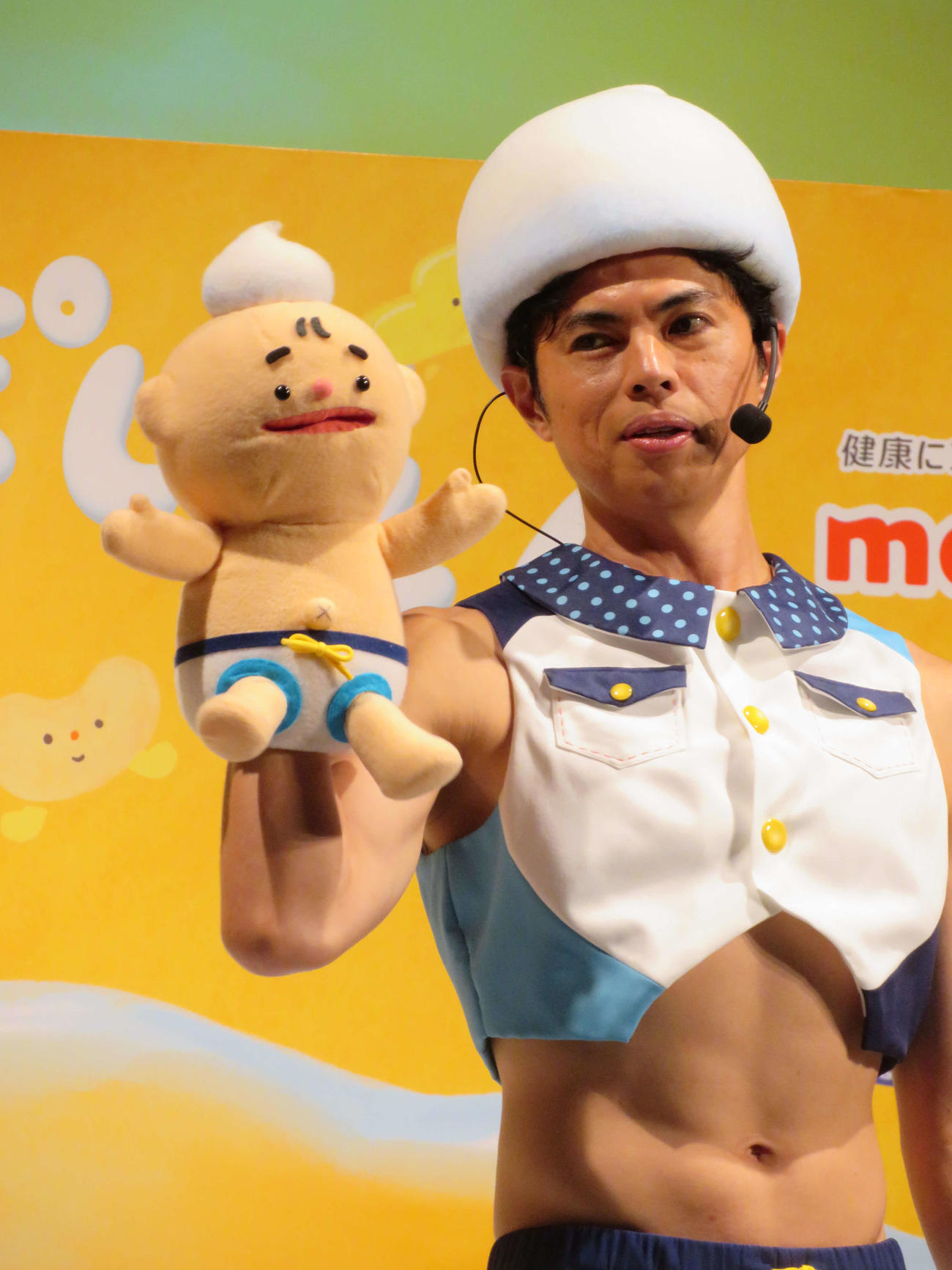 明治ブルガリアヨーグルト「ヨーグルトにぽしゃん！」お披露目会で、長男おぱぴまるの、ぬいぐるみを手に笑顔の小島よしお（撮影・村上幸将）