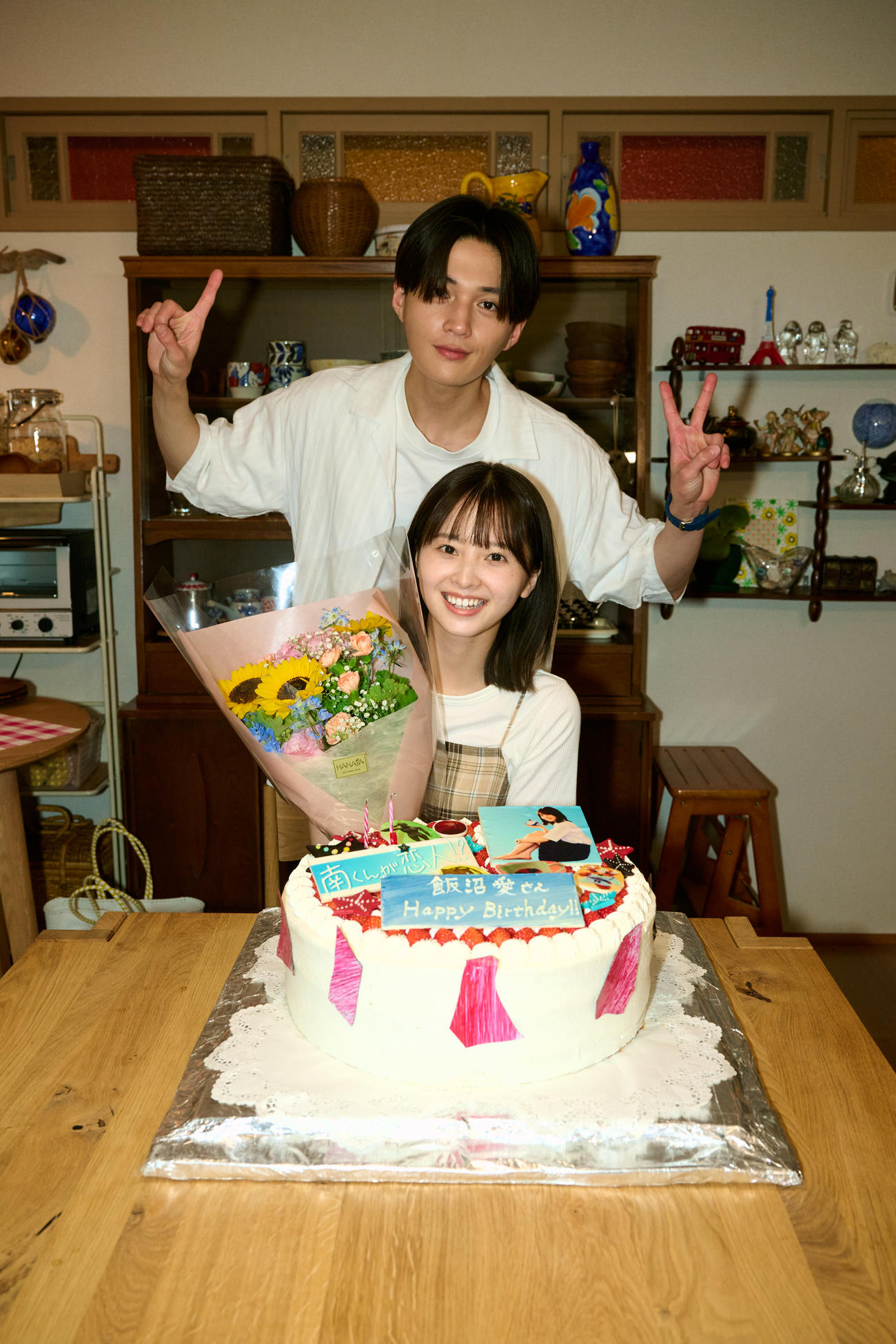 バースデーケーキを前に写真に収まる飯沼愛（手前）と八木勇征