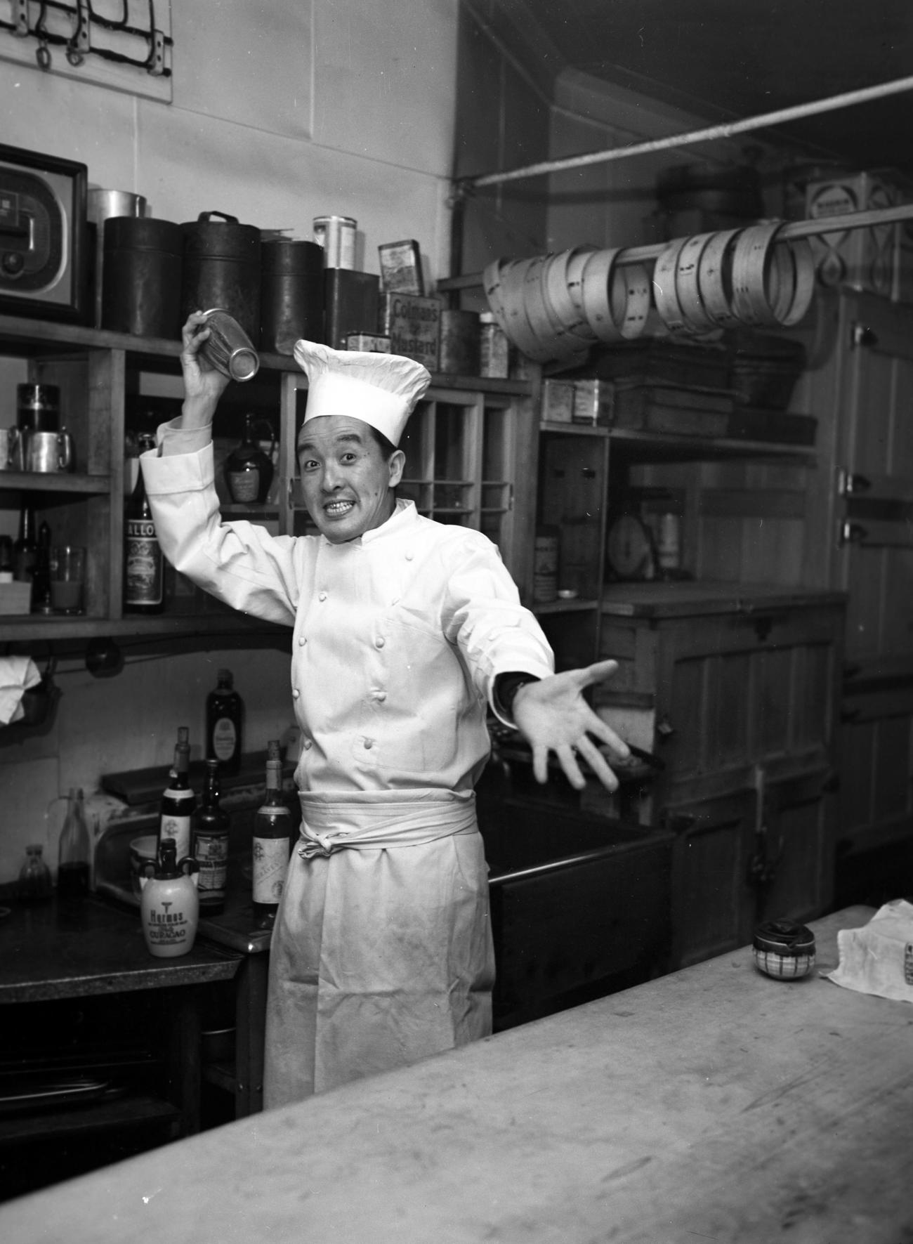 フランス料理店の厨房でシェーカーを振って名コックぶりを気取る料理が大好きな桂米丸さん（1957年6月撮影）