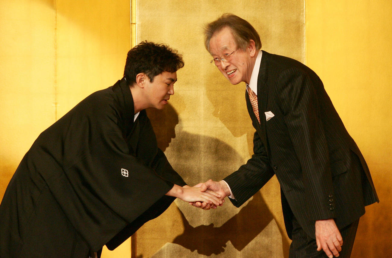 09年3月、林家三平襲名披露パーティーで林家いっ平（左）と握手する桂米丸さん