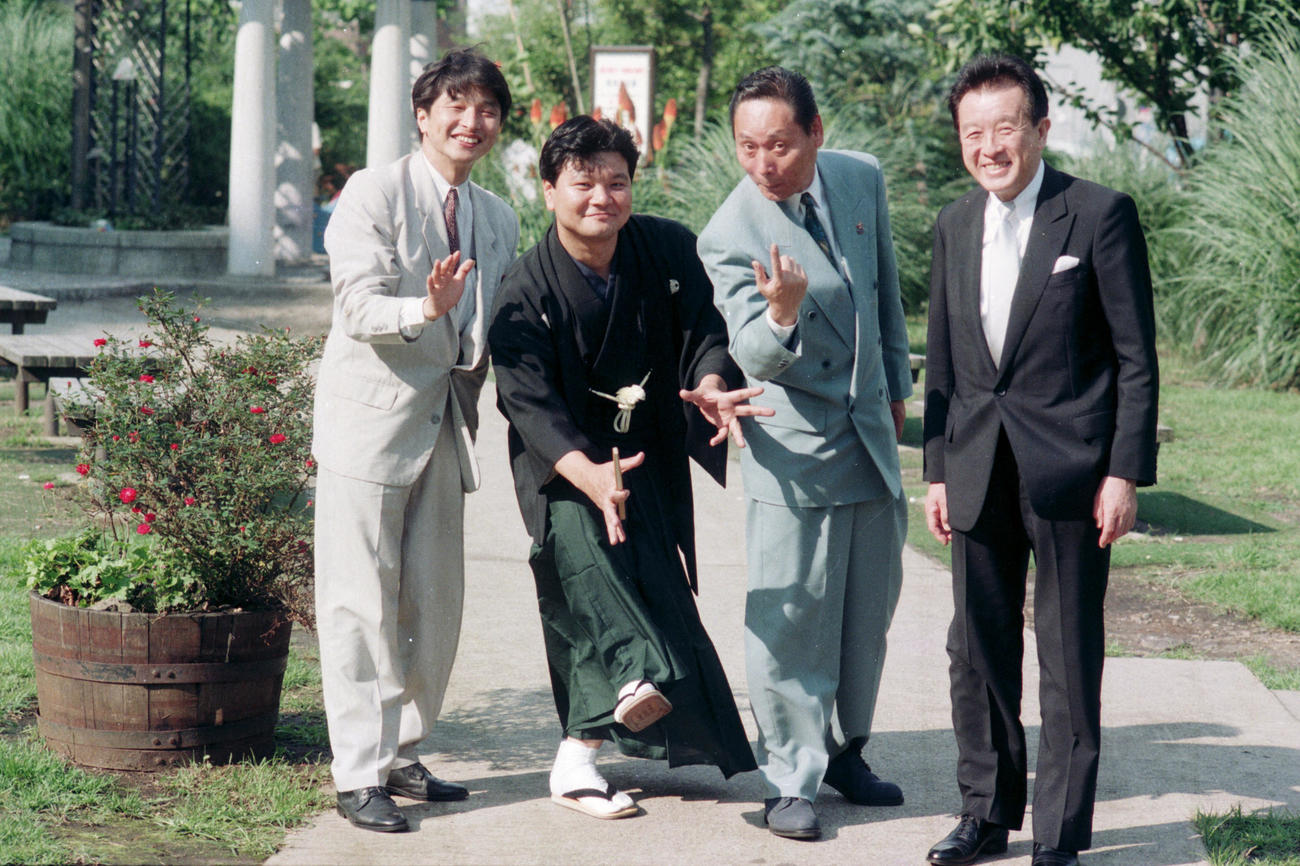 93年7月、弟子の桂竹丸（左から2人目）の真打ち昇進が決まり、桂米助（同3人目）と日刊スポーツ新聞社にあいさつに訪れた桂米丸師匠（右）