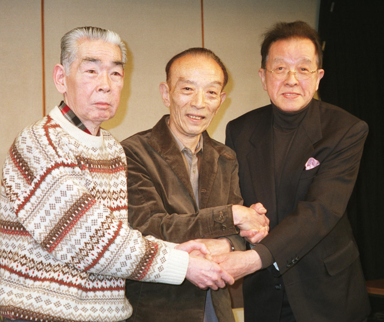 04年1月、落語芸術協会の新会長に就任する桂歌丸さんと（中央）と握手する副会長の春風亭柳橋（左）と最高顧問の桂米丸さん