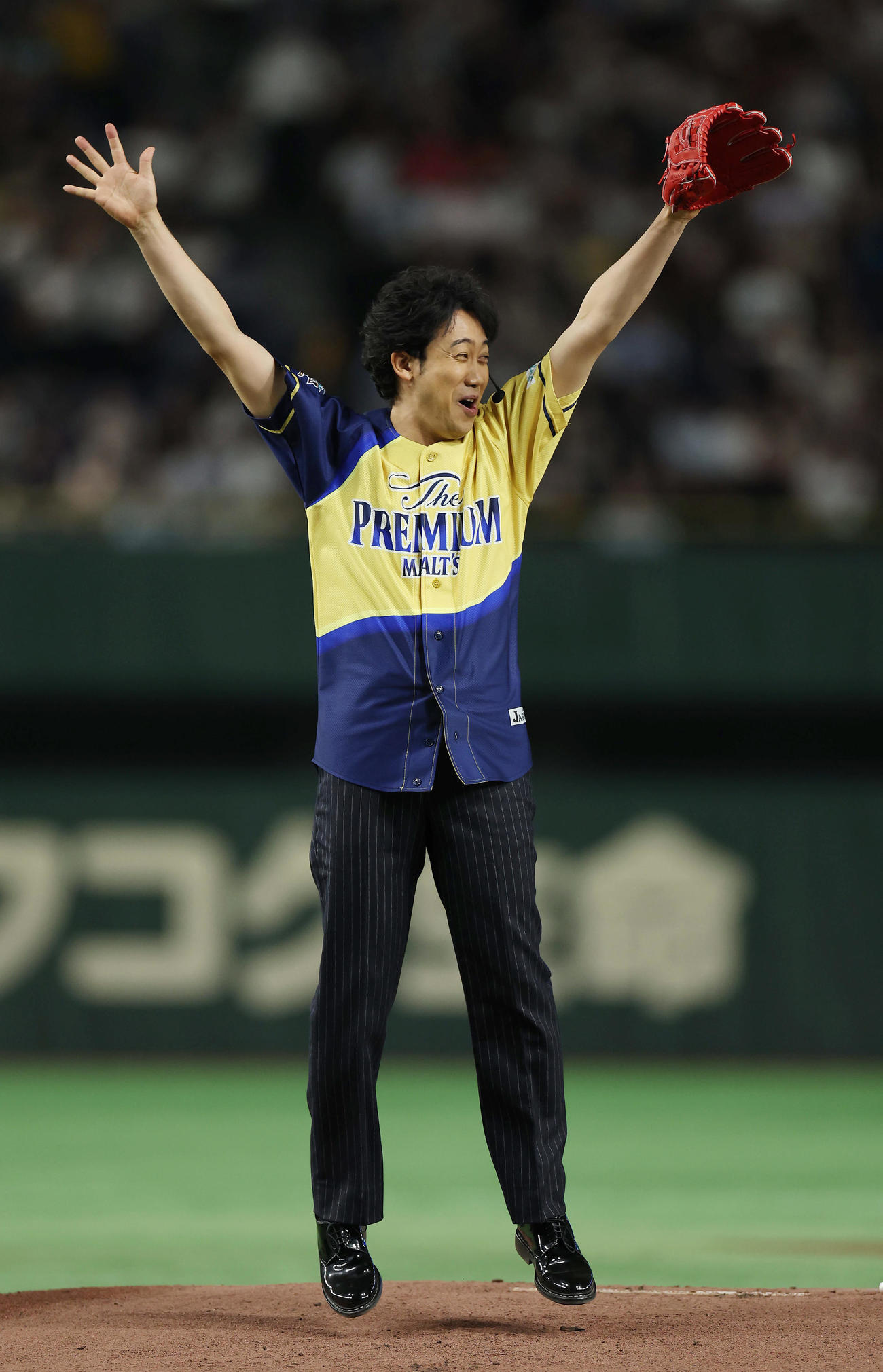 サントリードリームマッチ2024の始球式で投球後に笑顔でジャンプする大泉洋（撮影・前田充）