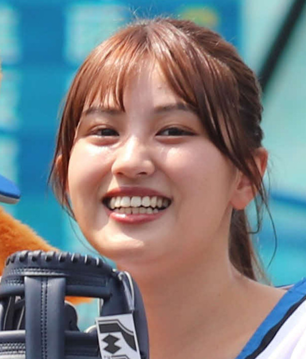 イースタン・リーグ：日本ハム対ロッテ　始球式を行ったグラビアアイドルの花咲楓香（右）（撮影・黒須亮）